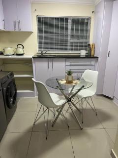 Royaltics place - one bedroom with a pool - Weltevredenpark - 3