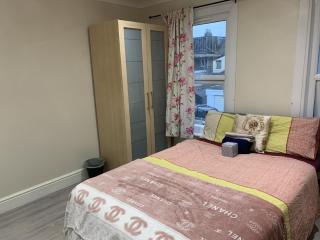 Modern 4-Bed Home Near Hospital & Station - 7