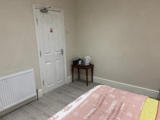 Modern 4-Bed Home Near Hospital & Station - 4