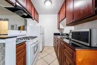 Excellent 1BD Berryman#10 - 1