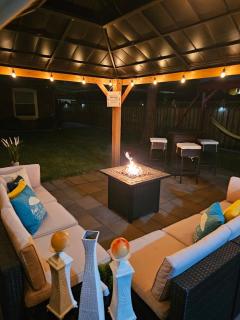 Gold Coast Oasis 2BR Home Near Airports, Game Room, FirePit - 6