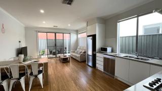 Modern 3BR Townhouse Near Shopping & CBD - 9