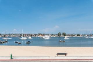 Bayfront 4Br Retreat With Stunning Newport Harbor Views By Beachview Rentals - 1