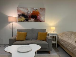 Quiet home with free parking, Wifi & good connections - 7