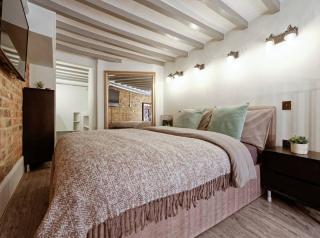 Superb mezzanine with balcony - premium street. - 2