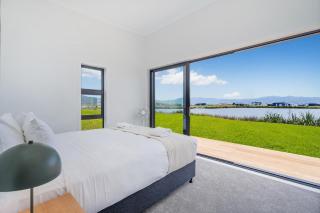 Lakeside Retreat Matarangi - Deluxe Home with Sleep-out - 9