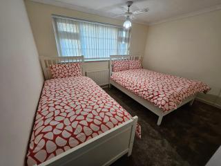 Large Windsor House with 4 Bedrooms Cinema Lounge 10 beds Sleeps 13 - 9