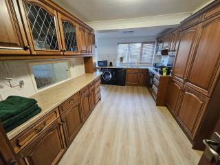 Large Windsor House with 4 Bedrooms Cinema Lounge 10 beds Sleeps 13 - 2