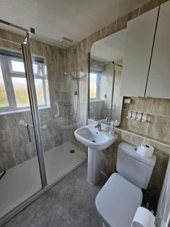 Large Windsor House with 4 Bedrooms Cinema Lounge 10 beds Sleeps 13 - 5