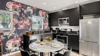 Remodeled 2BDR in Heart of Hollywood w Courtyard Art Deco by AvantStay - 8