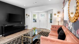 Remodeled 2BDR in Heart of Hollywood w Courtyard Art Deco by AvantStay - 6