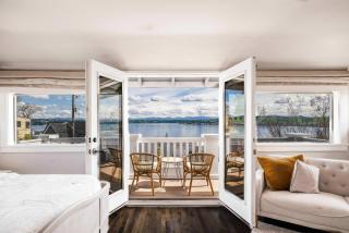 Leschi Retreat w Breathtaking Water View Sleeps 14 - 9