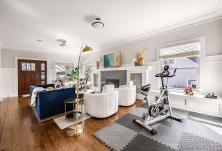 Leschi Retreat w Breathtaking Water View Sleeps 14 - 1