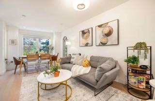 Queen Anne Secret Garden Space Needle & City Skylight View - 1