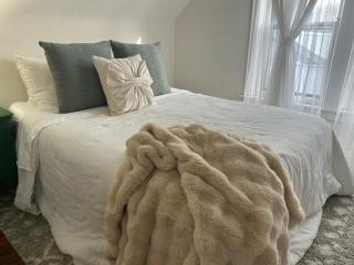 Westport Plaza Stay 2BR Cozy Escape - 9