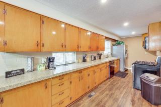 4 Mi to Little Rock River Market! Family Getaway - 2