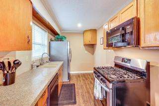 4 Mi to Little Rock River Market! Family Getaway - 1