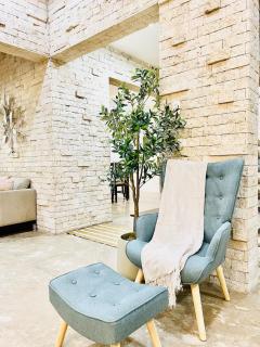 4BR Huge House up to 30px with 2 Car Park Cebu City - 1