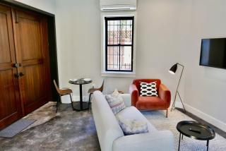 The Chic Carriage house in Shaw Sleeps 2 - 9