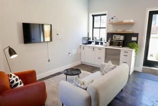 The Chic Carriage house in Shaw Sleeps 2 - 7