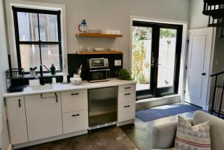 The Chic Carriage house in Shaw Sleeps 2 - 6