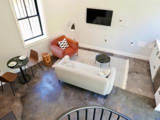 The Chic Carriage house in Shaw Sleeps 2 - 3