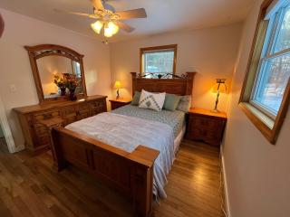 Spacious Beach Cabin w/ Lake Access | 4BR - 2