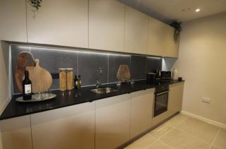 Stylish 2 Bed City Centre Apartment with Balcony - 2