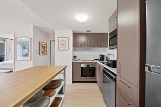 Stylish 1-Bed Unit with Secure Parking - 6