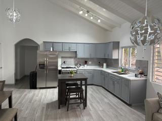 3BD 3BA Retreat near Airport w Washer Dryer - 0