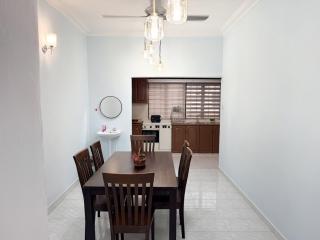 Family Landed 4BR 11 Pax Free Parking and Netflix - 3