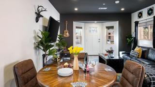 Rock n Roll by AvantStay Vibey 2BDR in Prime Hollywood Steps to Attractions - 5