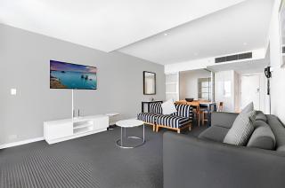 Stylish 2-Bed Apartment in Surfers Paradise - 7