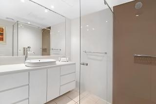 Stylish 2-Bed Apartment in Surfers Paradise - 4