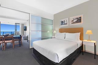 Stylish 2-Bed Apartment in Surfers Paradise - Gold Coast - 3