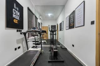 Modern 3BR Smart Villa near Lekki Conservation with Inverter PS5, Hot Tub and Gym - 5