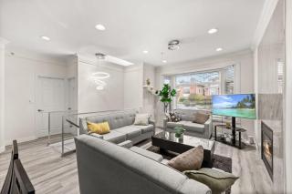 Modern & Bright 5BR Family Home - Vancouver - 0