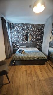 Airport Accommodation Bedroom with your own private Bathroom Self Check In and Self Check Out Air-condition Included - 9