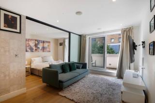 One bedroom apartment with balcony and concierge , station and shops 2min walk - 6