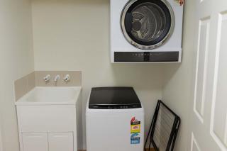 Coastal Breeze Apartment - Steps Away from City Stadium & Ferry Townsville - 4