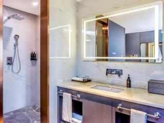 VKing High-Altitude River View Hotel - 6