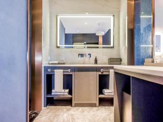 VKing High-Altitude River View Hotel - 4