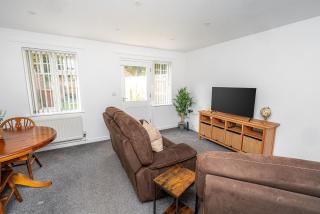 Modern Two Bedroom Home with Parking - Sherborne Saint John - 3