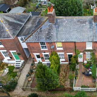 Pet-Friendly Cottage Fireplace & Private Garden - 0