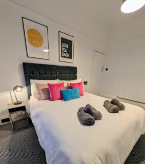 Central Boutique 3 Bed Apartment - Plymouth - By Habita Property - 3