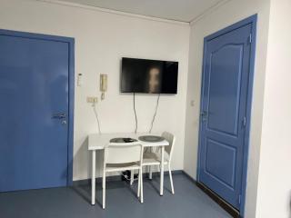 Tiny Central Stay - 4