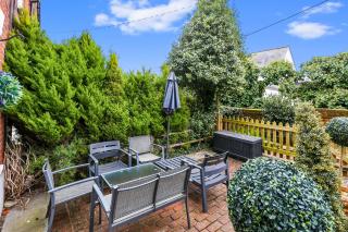 Pet-Friendly Cottage Fireplace & Private Garden - 2