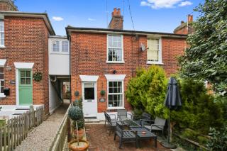 Pet-Friendly Cottage Fireplace & Private Garden - 3