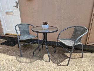 NEWLY Refurbed - Large Studio Apt With Private Parking - 7