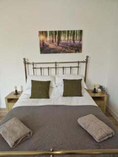 NEWLY Refurbed - Large Studio Apt With Private Parking - 3